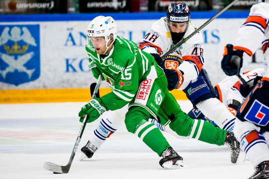 Rögles Simon Ryfors jagas av Växjös Daniel Rahimi