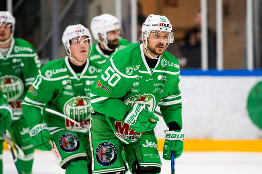 Rögles Juhamatti Aaltonen jublar