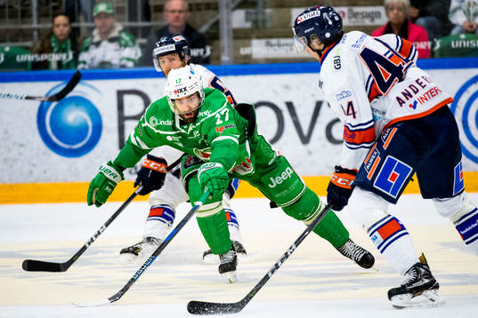 Rögles Taylor Matson bevakar Växjös Peter Andersson