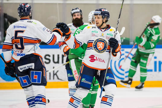 Växjös Noah Welch jublar med Peter Andersson