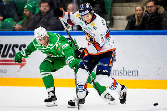 Rögles Daniel Widing i kamp om pucken med Växjös Eric