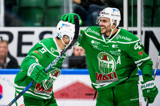 Rögles Alen Bibic kramar om Daniel Widing som gjort 6-1 i
