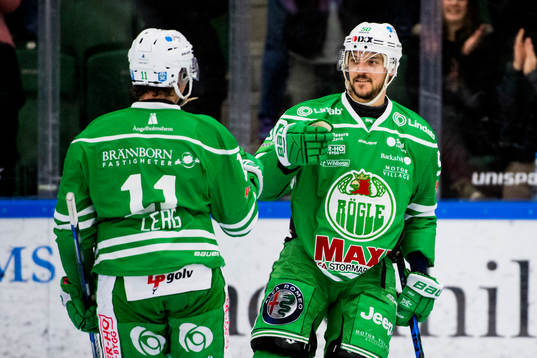 Rögles Juhamatti Aaltonen jublar med Bryan Lerg