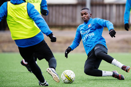 Örgrytes Mohamed Said Adan glidtacklar
