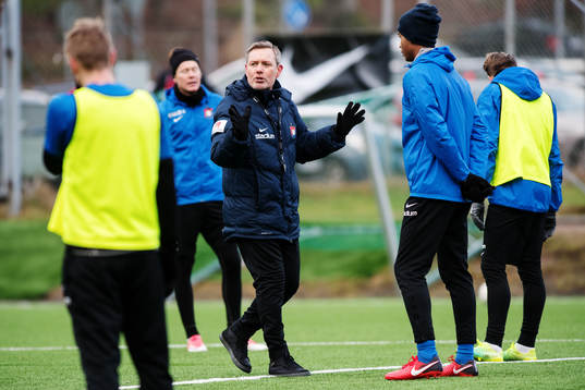 Tränare Thomas Askebrand instruerar spelarna