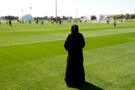 En kvinna i niqab följer en träning på det svenska