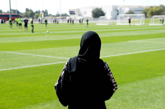 En kvinna i niqab följer en träning på det svenska