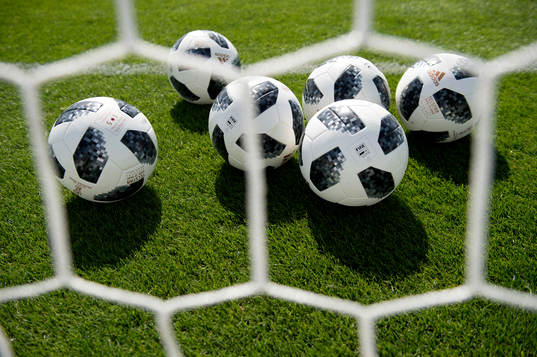 Fotbollar på gräsmatta