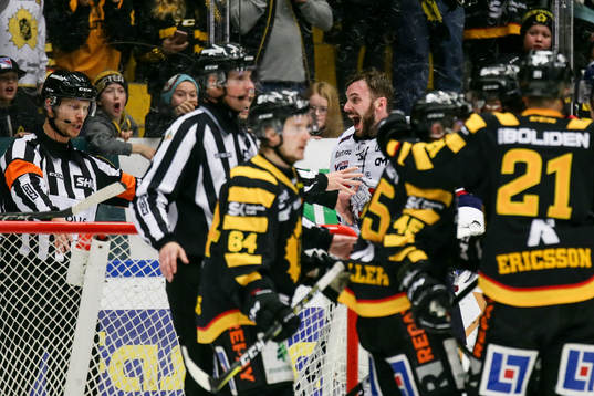 Skellefteås jublar samtidigt som Linköpings målvakt