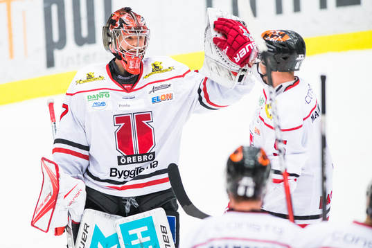 Örebros målvakt Eero Kilpeläinen och Gustav Backström