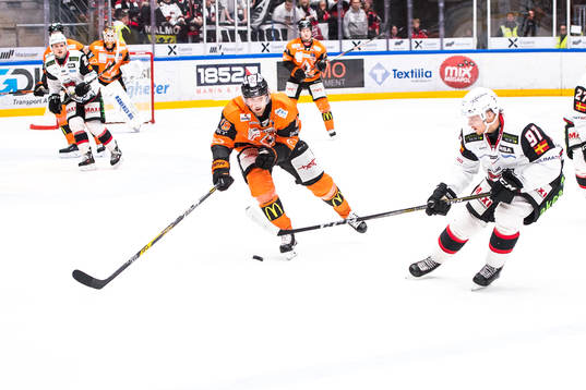 Karlskronas Emil Larsson och Malmö Redhawks Max Görtz
