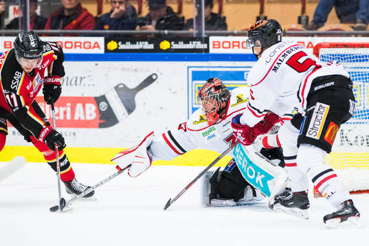 Luleås Petter Emanuelsson och Örebros målvakt Eero