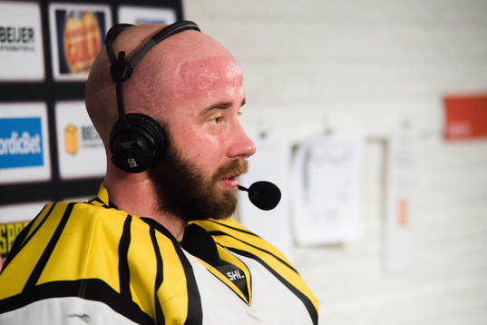 Brynäs målvakt David Rautio blir intervjuad