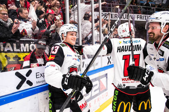 Malmö Redhawks Christoffer Forsberg  jublar