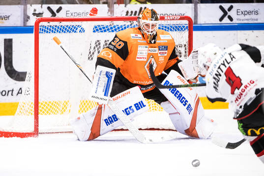 Malmö Redhawks Tuukka Mäntylä  oroar framför