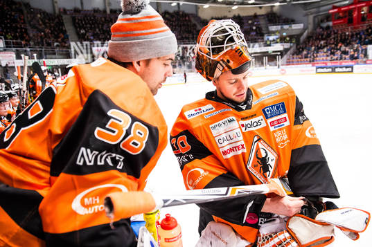 Karlskronas målvakt Johannes Jönsson  och målvakt Henrik