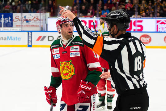 Moras Brandon Gormley i samtal med Domare Mikael Nord