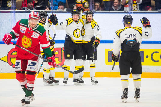 Brynäs Jesper Jensen och Marcus Ersson jublar