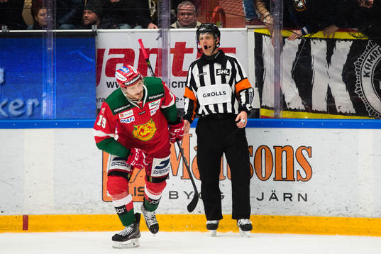 Domare Mikael Nord och Moras John Persson