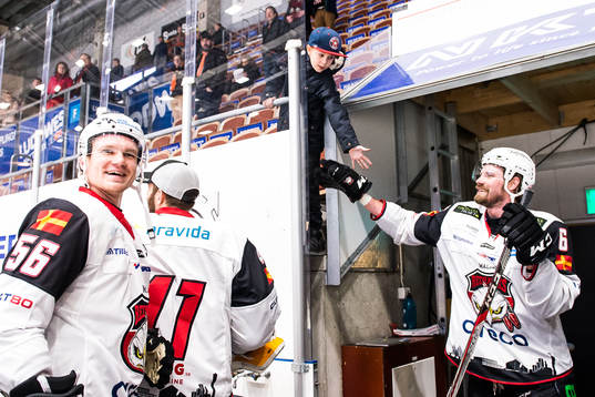 Malmö Redhawks Tobias Ekberg   jublar och Stefan Warg
