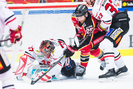 Luleås Anton Hedman framför Örebros målvakt Eero