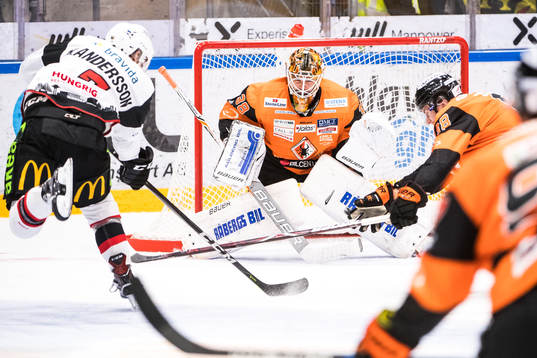 Malmö Redhawks Nils Andersson oroar framför Karlskronas