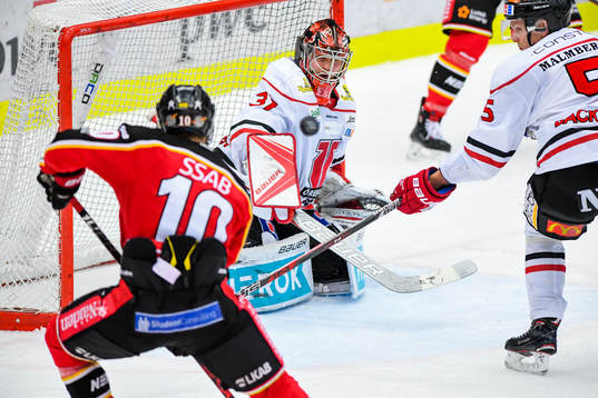 Luleås Einar Emanuelsson och Örebros målvakt Eero