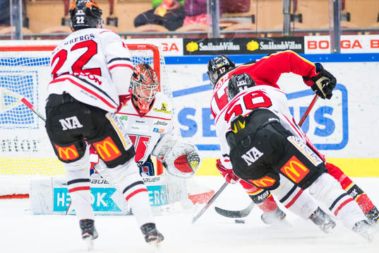 Luleås Andreas Falk och Örebros målvakt Eero Kilpeläinen