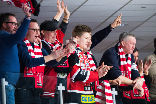 Örebro-supportrar jublar
