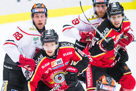 Örebros Viktor Ekbom och Luleås Einar Emanuelsson i kamp