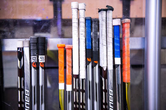 klubbor innan ishockeymatchen i SHL mellan Karlskrona och