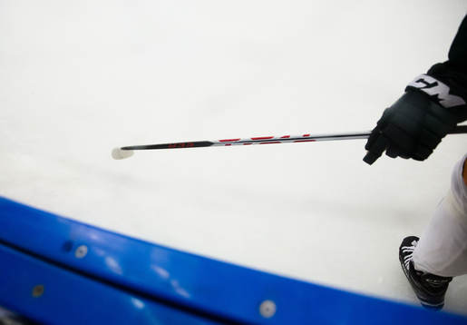 En klubba och handske sett genom plexiglaset