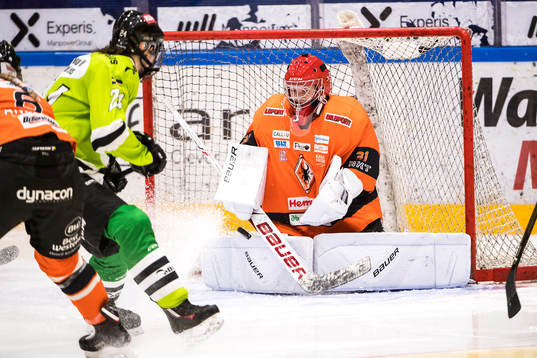 Karlskronas målvakt Julia Karlsson räddar