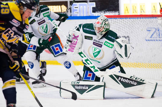 Färjestads målvakt Lars Haugen räddar