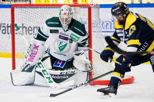 Färjestads målvakt Lars Haugen räddar ett skott från