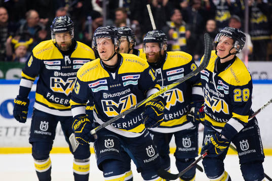 s Oscar Sundh, Robin Figren och Anton Bengtsson jublar