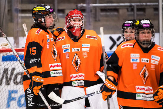 Karlskronas målvakt Julia Karlsson jublar med lagkamrater