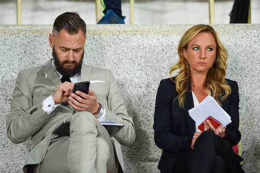 Olof Lundh och Frida Nordstrand från TV4 på läktaren