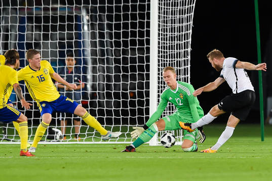 Sveriges målvakt Pontus Dahlberg reddar ett skott från