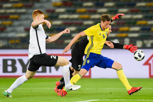 Sveriges Gustaf Nilsson och Estlands målvakt Marko Meerits