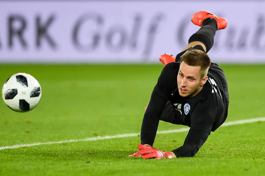 Estlands målvakt Marko Meerits reddar ett skott