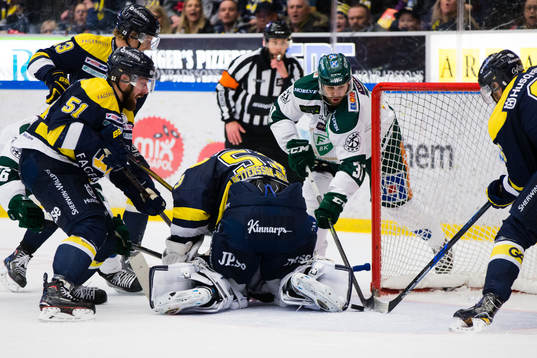 s Marc Zanetti, målvakt Fredrik Pettersson-Wentzel och