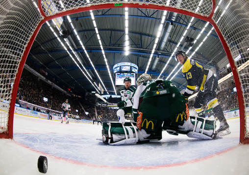 Färjestads målvakt Lars Haugen släpper in mål till 1-0
