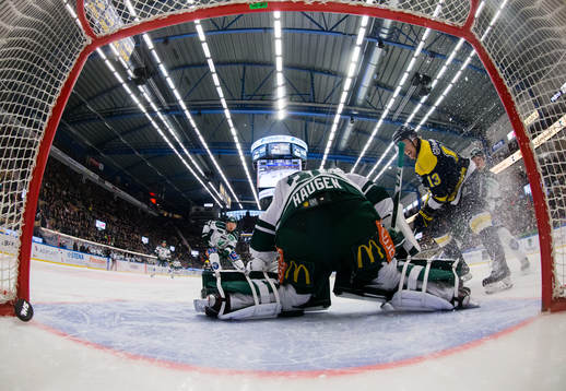 Färjestads målvakt Lars Haugen släpper in mål till 1-0