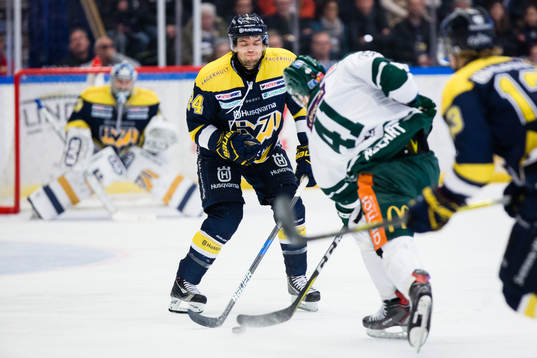 s Stefan Elliott täcker ett skott från Färjestads Ilari