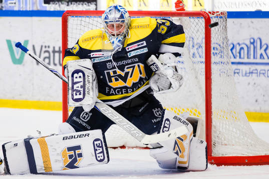 s målvakt Fredrik Pettersson-Wentzel räddar