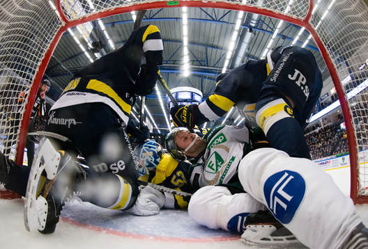 s Oscar Sundh framför HV71:s målvakt Fredrik