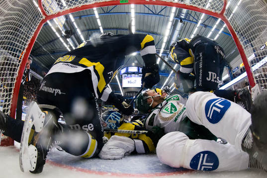 s Oscar Sundh framför HV71:s målvakt Fredrik