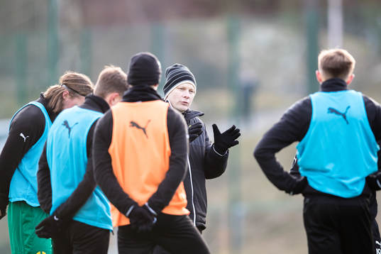Hammarbys assisterande tränare Stefan Billborn ger direktiv