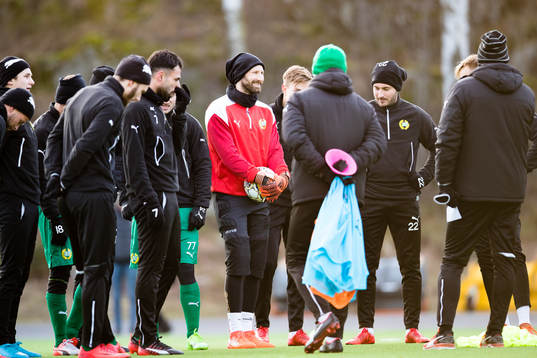 Hammarbys spelare samlas